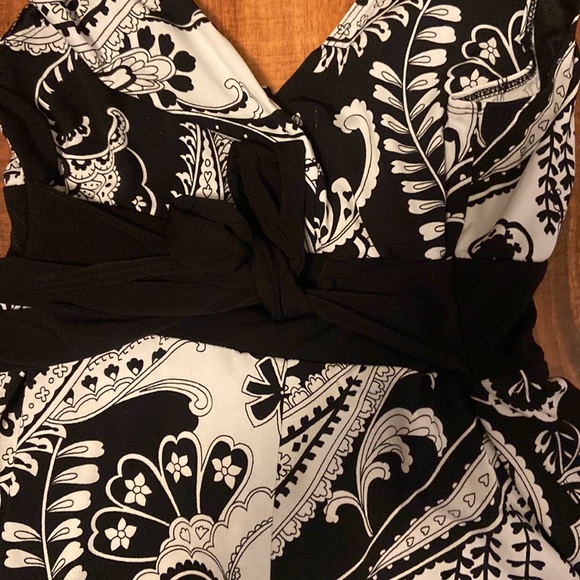 Black and white casual dress - Picture 5 of 6